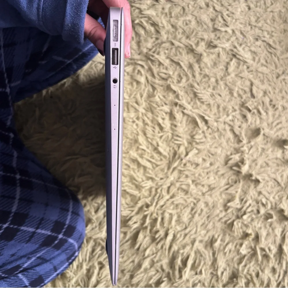 MacBook Air Mid 2013 Core i7 (charger not included)